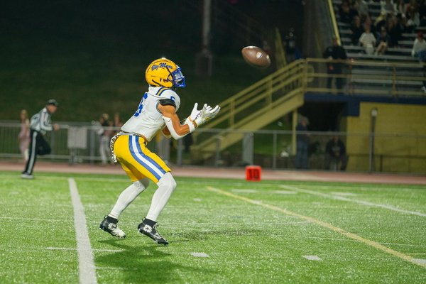 Verwandeln sie ihren kleinen balkon in eine persönliche tropen-oase der entspannung